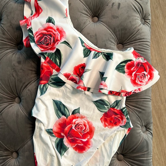 Elegant one-shoulder Onia swimsuit with a vibrant floral rose print. - Picture 6 of 6